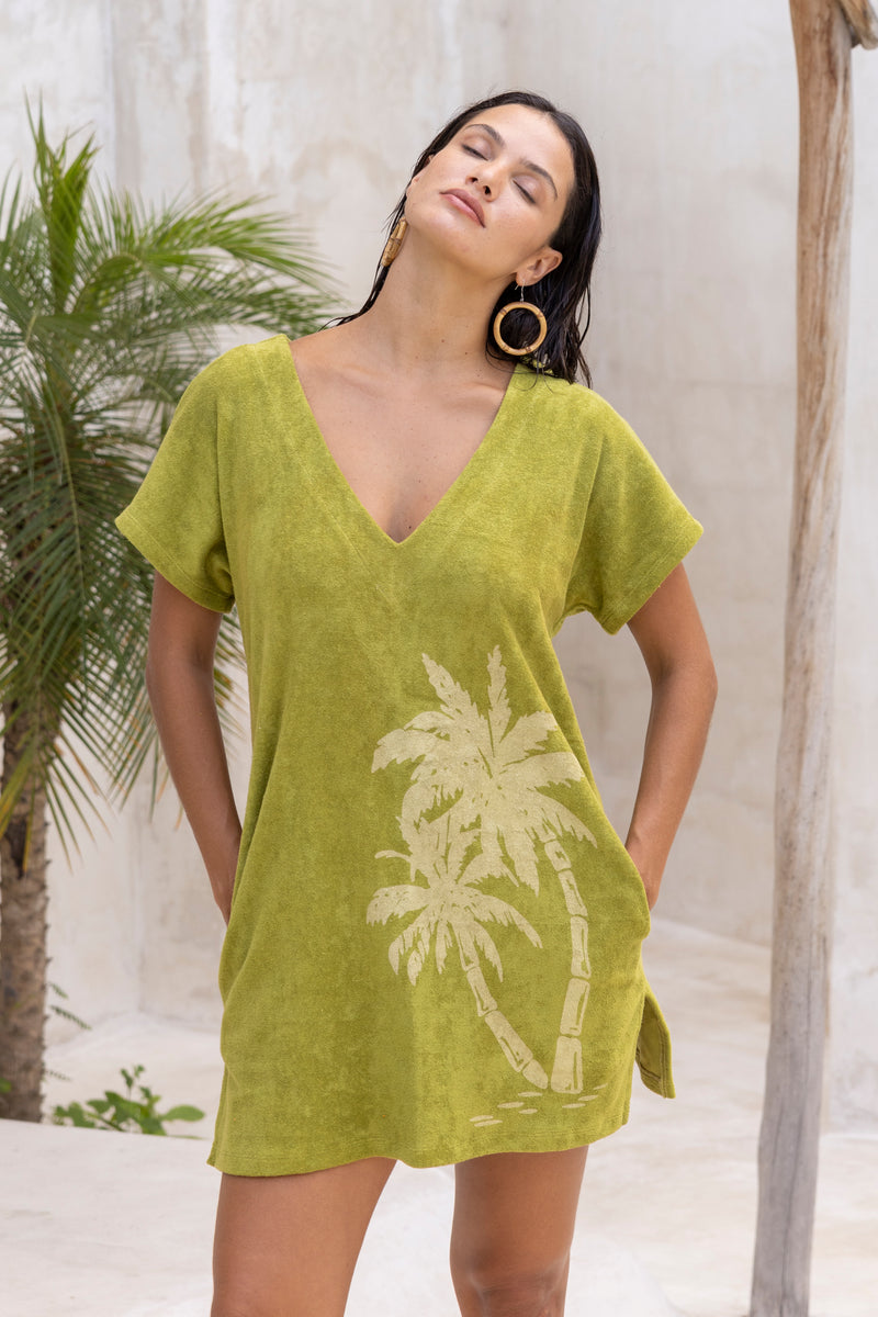 With a flattering deep V neck line, and stunning screen printed palm motif, this vintage inspired terry towelling throwover will become a wardrobe favourite. And it's got pockets. Made in an olive green cotton / elastane blend.
