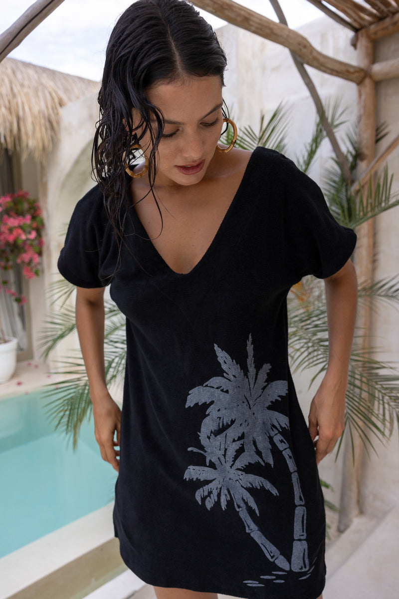 With a flattering deep V neck line, and stunning screen printed palm motif, this vintage inspired terry towelling throwover will become a wardrobe favourite. And it's got pockets. Made in a cotton / elastane blend. Black with grey palms.