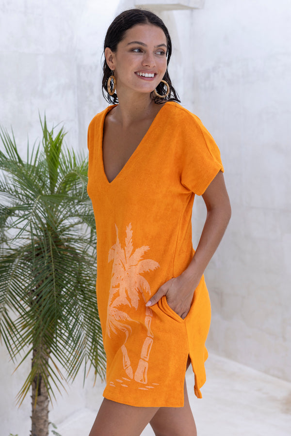 With a flattering deep V neck line, and stunning screen printed palm motif, this vintage inspired terry towelling throwover will become a wardrobe favourite. And it's got pockets. Made in a cotton / elastane blend. Tangerine with cream palms.