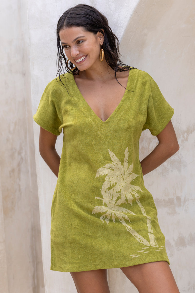 With a flattering deep V neck line, and stunning screen printed palm motif, this vintage inspired terry towelling throwover will become a wardrobe favourite. And it's got pockets. Made in an olive green cotton / elastane blend.
